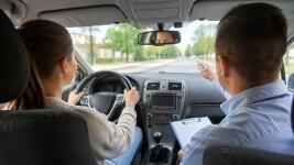 auto řidička a učitel